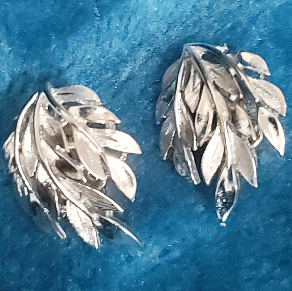Vintage Crown Trifari Silver Tone Clip On Earrings - Picture 4 of 8